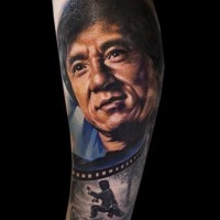 Tatuaje en la pierna,  retrato realista de Jackie Chan y fragmento de la película famosa
