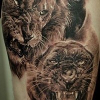 Tatuaje en el brazo,
 león y pantera negro de colores gris y negro