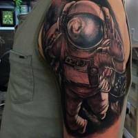 3D realistisch aussehender großer Raumfahrer Tattoo an der Schulter