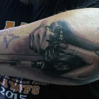 Tatuaje en el brazo, manos con caña de pescar