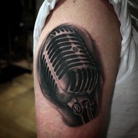 Tatuaje en el hombro,
micrófono impresionante 3D