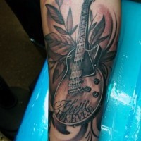 3D realistisch aussehende schwarze und weiße Gitarre mit Schriftzug Tattoo am Arm