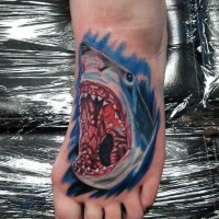 3D realistisch aussehender erschreckender Haikopf farbiges Tattoo am Fuß