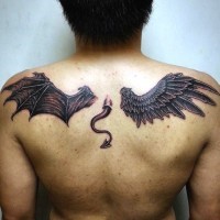 Tatuaje en la espalda alta, 
alas de demonio y ángel con cola, idea interesante