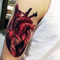 3D realistisch aussehendes detailliertes farbiges Herz Tattoo an der Schulter