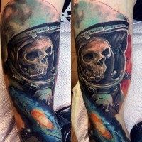 Tatuaje en el brazo, esqueleto en el traje de astronauta y galaxia