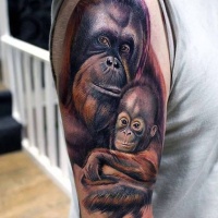 Tatuaje  de mono con su cachorro en el brazo