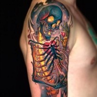 Tatuaje en el brazo, esqueleto espectacular con corazón, colores vívidos