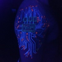 Tatuaje en el brazo,
circuito electrónico de tinta ultravioleta