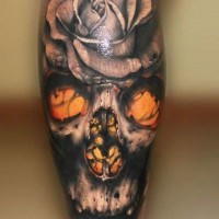 3D realistico dipinto grande dettagliato cranio demonico con fiore tatuaggio su braccio