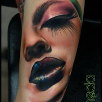 3D realistco dipinto grande colorato faccia di donna tatuaggio su braccio