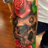 Tatuaje en el antebrazo, calavera volumetrica y dos rosas