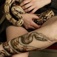 3d realistische Schlange Tattoo am Bein mit echter Schlange