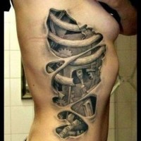 Tatuaje en el costado, mecanismo complejo debajo de costillas rotas