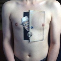 3D realistischer sehr detaillierter lustiger Mann hinter der Tür Tattoo an der Brust