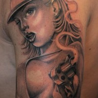 3D realistischer Vintage Stil verführerische Frau Bandit Tattoo am Unterarm mit Pistole
