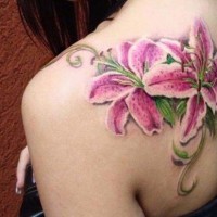 3D spektakulär aussehendes natürlich gefärbtes Tattoo mit schönen Blumen am Rücken