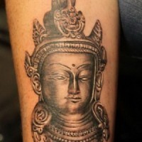 Tatuaje en el brazo,
estatua de metal de buda
