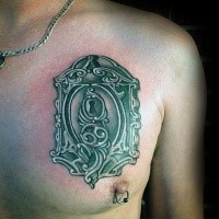 Estilo 3D hermoso tatuaje de bloqueo antiguo en el pecho