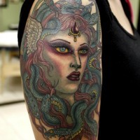 Tatuaje en el brazo, Medusa con serpienter tremendos de varios colores