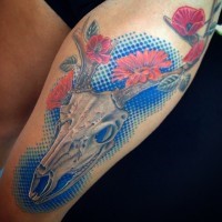 Tatuaje en el muslo,  cráneo de animal con flores lindas