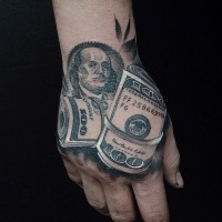 3D Stil schwarze und weiße detaillierte Dollarscheinrollen Tattoo an der Hand