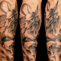 Tatuaje en el antebrazo, Dios Seth severo impresionante