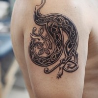 Tatuaje en el hombro, símbolo celta estilizado