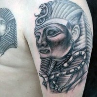 Tatuaje en el hombro, faraón fantástico volumétrico de colores negro blanco