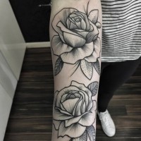 Tatuaje en el antebrazo, dos rosas grandes monocromas