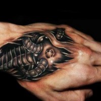 Tatuaje negro blanco, la mano biomecánico volumétrico