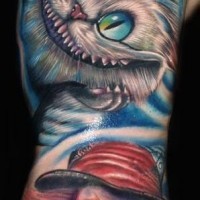 Tatuaje en el brazo, gato y hombre de  Alicia en el país de las Maravillas