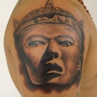 3D-Stil detailliertes gefärbtes Schulter Tattoo mit antiker Mayas Statue