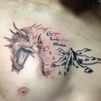 Tatuaje en el pecho, dragón con montañas y  inscripción, dibujo simple negro blanco