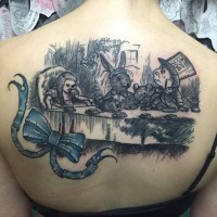 3D berühmtes gefärbtes cartoonisches Bild Tattoo am oberen Rücken mit blauer Schleife
