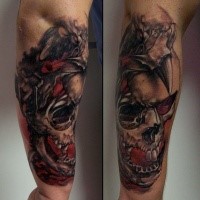 3D Stil farbiges Unterarm Tattoo mit menschlichem Schädel mit dämonischer Krähe