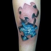 3D Stil farbiges Unterarm Tattoo mit Puzzle Teilen und Wasser