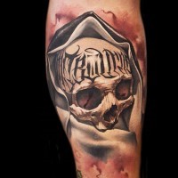 3D Stil farbiges Bein Tattoo des menschlichen Schädels in der Haube mit Schriftzug