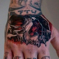3D Stil farbiges kleines Teil  des Schädels Tattoo an der Hand mit Schriftzug