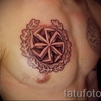 Tatuaje en el pecho, símbolo magnífico con corona de laurel
