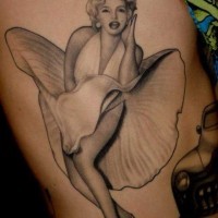 Tatuaje en el costado, 
Marilyn Monroe maravillosa de cuerpo entero