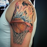 3D Stil farbiges Schulter Tattoo von brennendem Basketball mit Netz