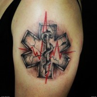 Tatuaje en el brazo, símbolo de cruz médica decorado con serpiente y latido - Tattooimages.biz