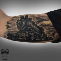 Tatuaje de bíceps detallado estilo 3D de tren enorme
