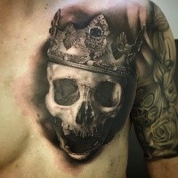 Estilo 3D tatuagem no peito detalhado do crânio humano com grande coroa