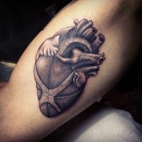 3D Stil im Gravur Stil menschliches Herz Tattoo mit Basketball