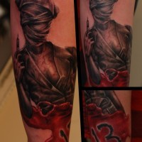 Tatuaje en el antebrazo, enfermera zombi con jeringa y sangre