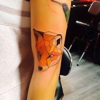 Tatuaje en el brazo,
cara de zorro bonito en estilo geométrico