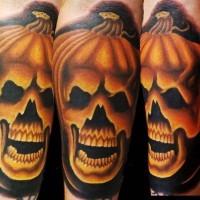 Tatuaje en el brazo, cráneo en forma de calabaza y sombra oscura