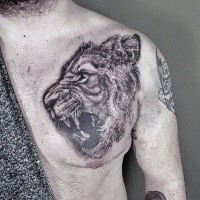 Tatuaggio di petto dall'aspetto interessante in stile 3D del ritratto di leone ruggente